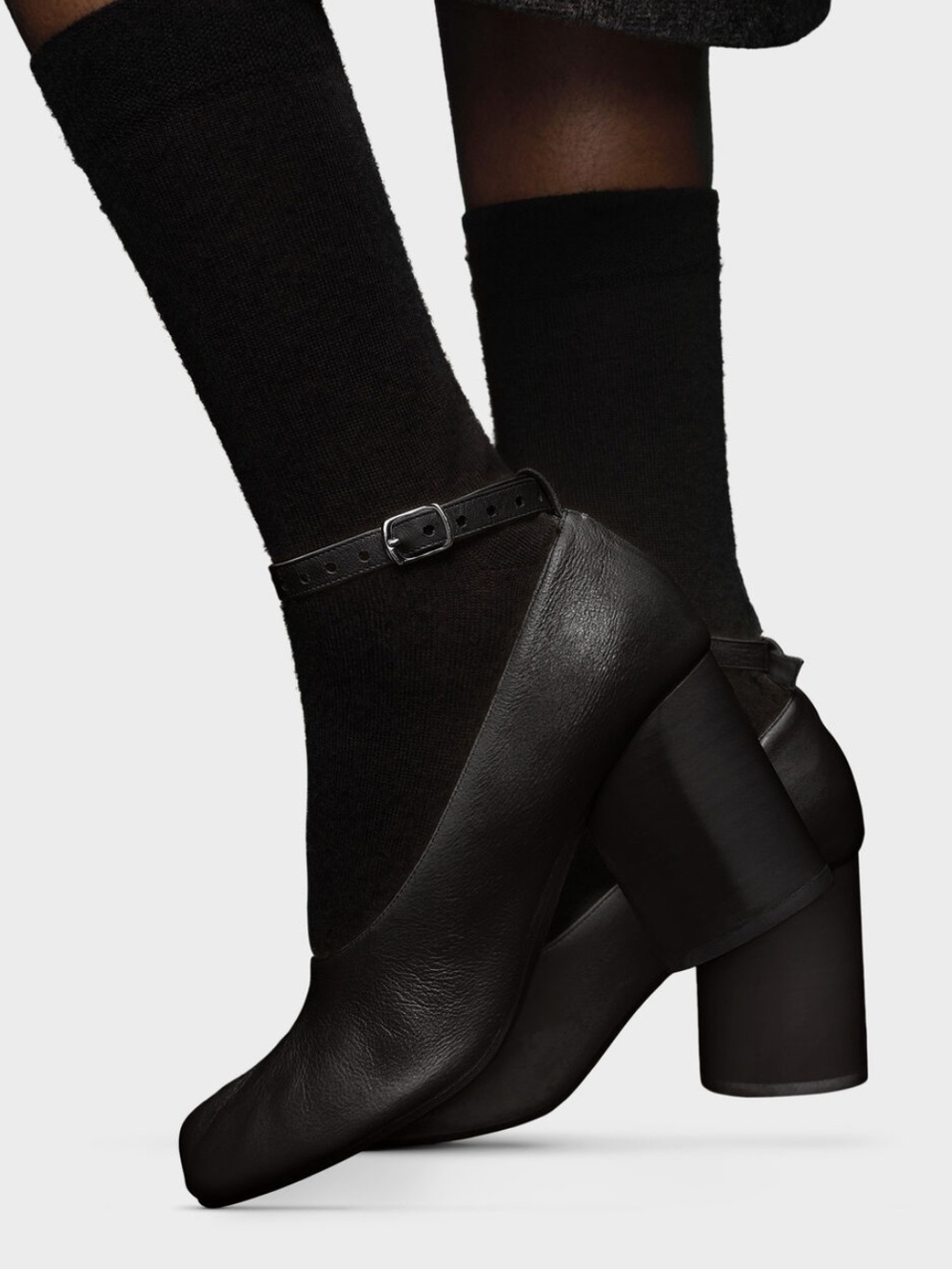 MAISON MARGIELA TABI PUMPS IN BLACK
$1,190 women 38.5 US 8.5 gently used - Picture 8 of 17